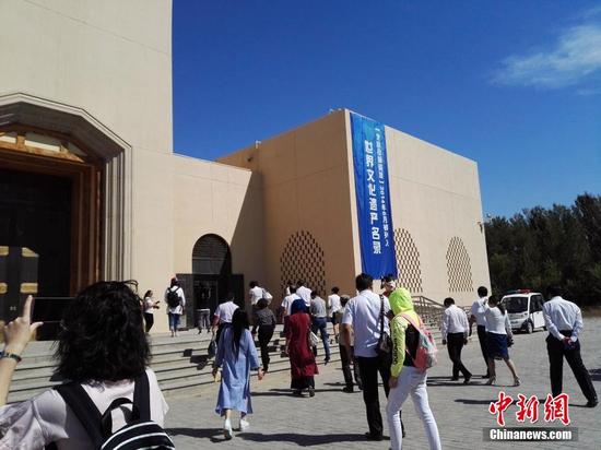 图为北庭高昌回鹘佛寺遗址吸引游客参观。中新社记者 王小军 摄