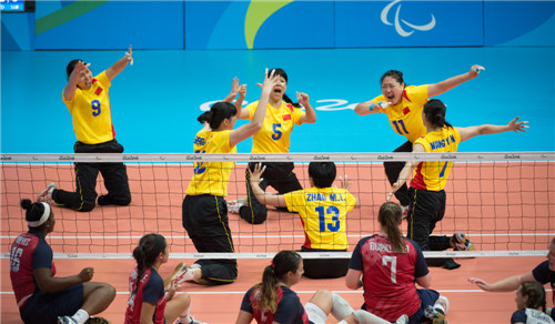 　 9月12日，在里约残奥会坐式排球女子小组赛中，中国队以3比2险胜美国队。（均据新华社发）