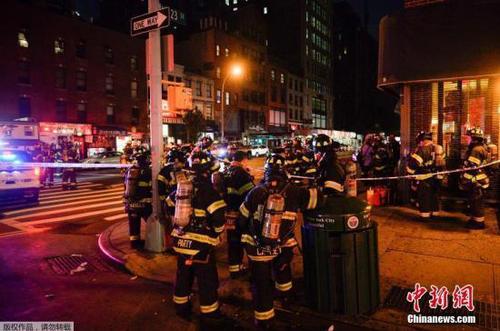 当地时间9月17日，美国纽约消防部门表示，纽约曼哈顿区切尔西社区的一个垃圾桶疑似被投放爆炸装置。