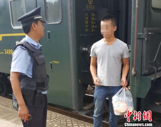 小卢对民警的帮助表示感谢?！⊥鹾瓯?摄