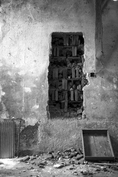 汉白玉石碑被人为损坏，现已被转移并妥善保管