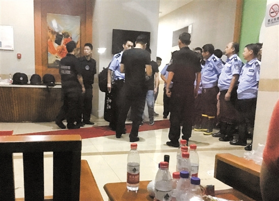 杀人嫌犯撞开2辆警车逃夜晚从3楼跳窗被擒（图）
