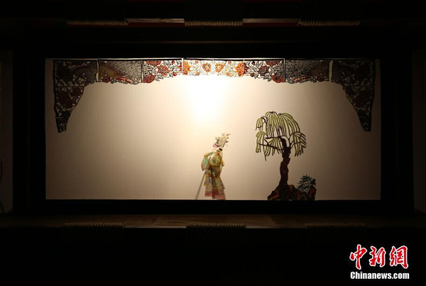 四川皮影表演。 钟欣 摄