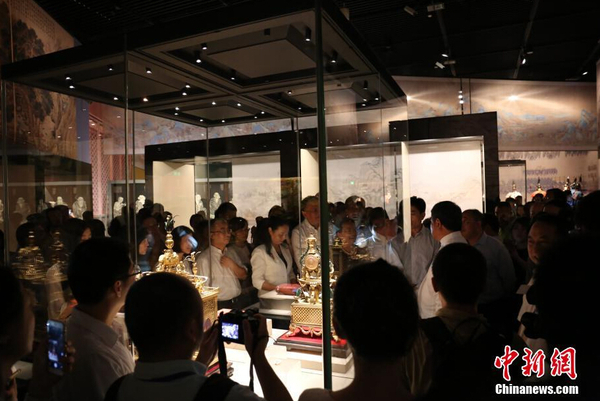 市民欣赏故宫文物。 钟欣 摄