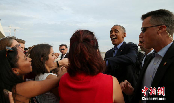 又变孩子王 奥巴马抵达机场不忘逗宝宝4