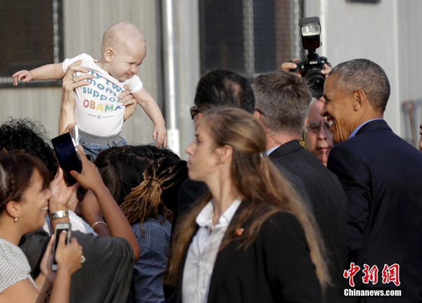 又变孩子王 奥巴马抵达机场不忘逗宝宝3