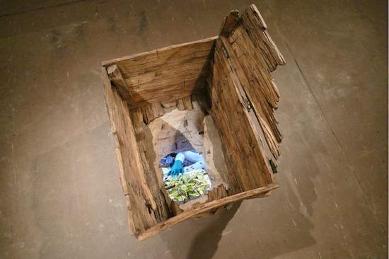 罗伯特·戈伯特（Robert Gobert）作品《宝箱》