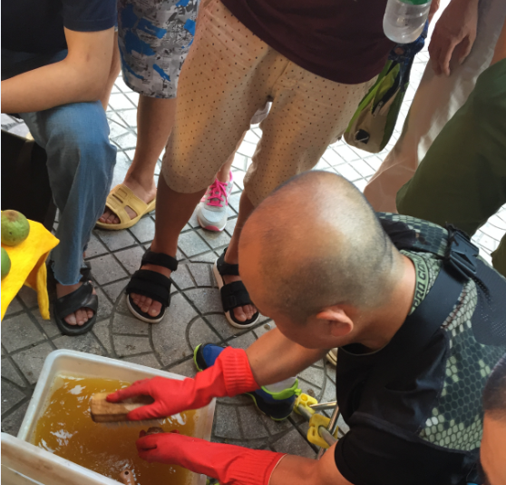 今年的核桃也是丰收年，赌青皮的价格要比去年降一些。王勇官帽与四座楼狮子头仍然是大家比较受欢迎的品种。四座楼狮子头形状饱满、纹路相对柔和，易出大核，盘玩上色快，所以比较受欢迎。王勇官帽纹路厚重，边略大，易出大尺寸，许多人喜欢买50以上尺寸的官帽。