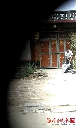 19日，一段长近2分钟的“阳信县水落坡一名老人被儿子殴打”的视频在网上流传，记者证实，被打老人为阳信县水落坡镇侯坞村91岁村民侯德凤，打人者为其六旬上门女婿孙某。