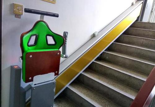 上海一居民自己装电梯邻居存疑虑 居委会称未报备