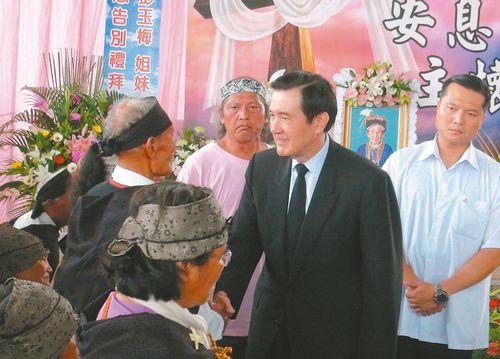 马英九9月19日南下参加鲁凯族人瑞彭玉梅阿嬷告别式，表达感念和敬佩。台湾《联合报》记者萧雅娟／摄影