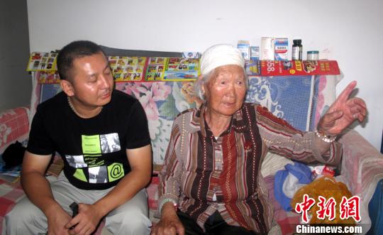 冯大妈向记者介绍何生强照顾社区老人的情况?！⊙疃?摄