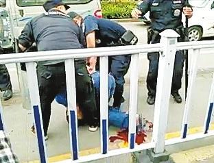 特警枪击持刀男子腿部将其制服