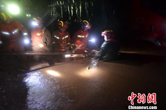 图为消防泥石流中开展救援。　郭健 摄