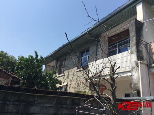 一栋居民楼被改成“网吧”，窗帘终日遮掩。图/北京时间 尹志艳