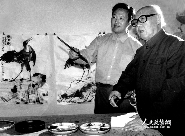 李苦禅与儿子李燕在画室_副本