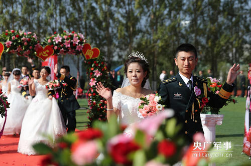 央广网9月21日消息（陈实一 肖云舰） 携手军旅强军追梦，情定山城永结同心。9月20日，火箭军某部为50对新人隆重举办了“缘定火箭军.共筑强军梦”集体婚礼?；槔裣殖?，一个个浪漫的镜头，一组组温馨的画面，将50对新人最难忘的青春在记忆深处定格。