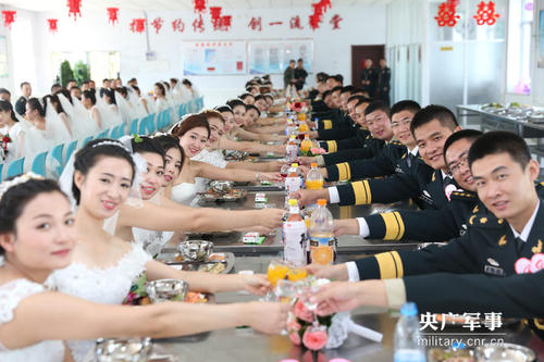 图为50对新人举杯共庆。陈浩 摄　