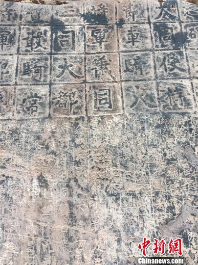 北周文王碑上所刻的书法刚健挺拔。　何浠 摄