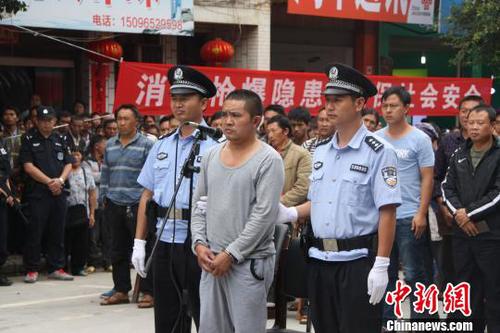 图为被告人?！⊥跚ǜ?摄