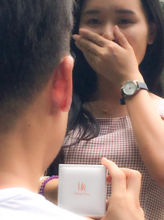 IT男为阻止女友买iphone7，当场下跪2