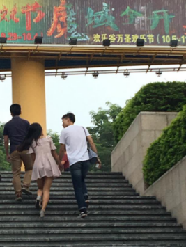 IT男为阻止女友买iphone7，当场下跪4