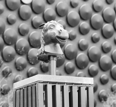 台北故宫将拆除成龙捐赠的兽首 民意代表：政治争议性高