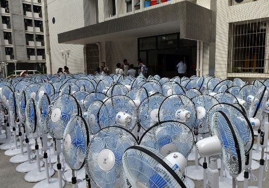 ↑9月22日，在发生甲醛超标的广东财经大学“30栋”学生宿舍楼前，大量落地电风扇等待被发放，用以帮助宿舍内通风。 新华社记者 梁旭 摄