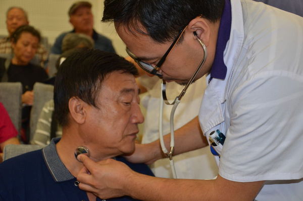 专家现场为患者测量颈动脉血压