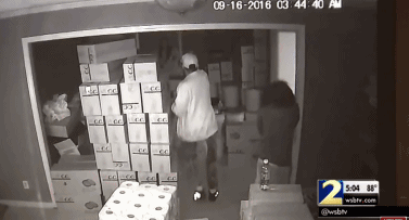 这可是枪案之后拍摄的照片，看看这位奇女子有多淡定。前几天刚刚只身击退三名入室抢劫歹徒，现在就好像什么都没有发生过一样，照常经营她的水产店。