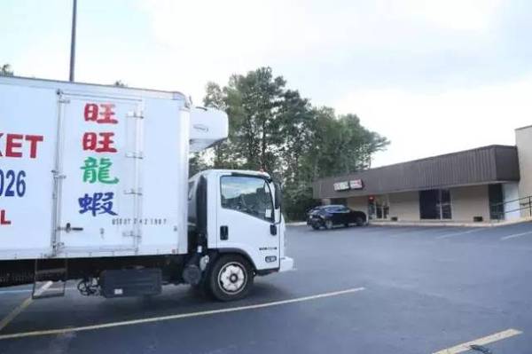 嗯，这就是她家的店，她的家距离这里有大约20分钟车程。