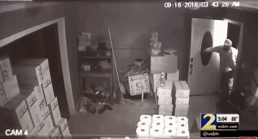 看看陈凤珠自己是怎么讲述这件事情的经过吧。上周五的凌晨4点左右，三名彪悍的持枪匪徒闯入她位于春街(Spring Drive)的住宅，并在房内搜刮现金。