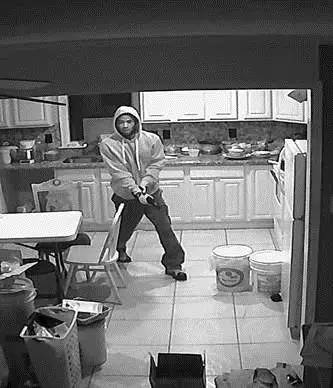 匪徒先在前面屋子遇到墨裔帮工，结果这位帮工对着抢匪大声喊叫：