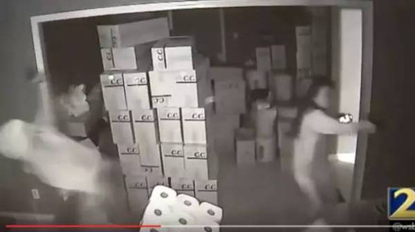 就是她！这个柔弱的福州女子拔枪击毙美国悍匪，震惊了全世界