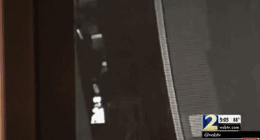 对方三人可能没想到这女人居然这么猛，马上也开枪反击，但气势完全被碾压。三名歹徒抱头鼠窜，混乱之中一名歹徒慌不择路，直接朝着玻璃门撞了过去！