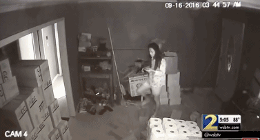 枪战结束之后，陈凤珠镇定地拿起手机报警。