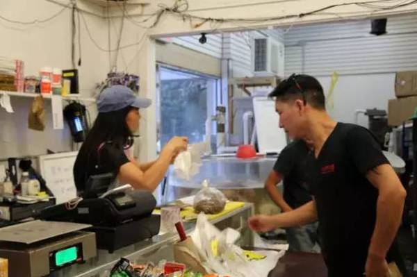 厉害了我的姐，陈凤珠以一敌三击退歹徒的消息一出，获得了全世界华人网友的盛赞。很多人以此为例，呼吁华人不做“软柿子”，要勇敢防卫，才能不被这些歹徒当成标靶！