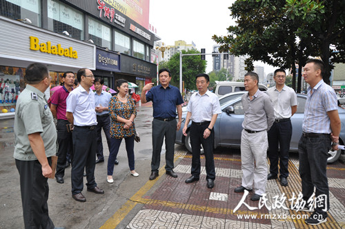 陕西汉中市政协视察中心城区临建拆除工作