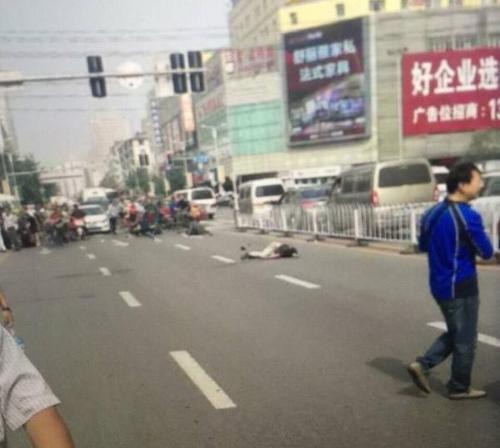 沈阳一女司机开宝马冲进人群 致2死6伤