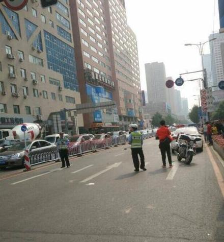 沈阳一女司机开宝马冲进人群 致2死6伤