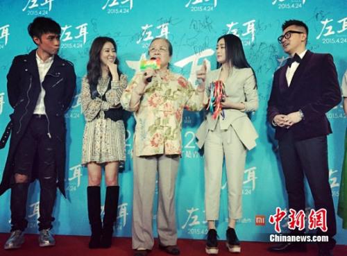 资料图：居中者为“容嬷嬷”李明启。