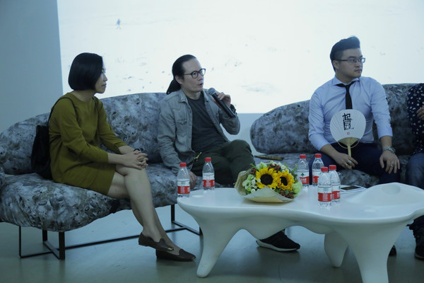 左起策展人卢迎华，艺术家张锰，盈艺术总经理王厚淼