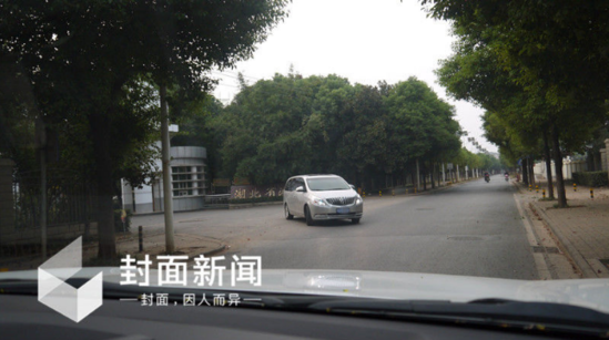 9月27日早上6时15分，前来接牟其中出狱的车到达湖北洪山监狱，35分钟后，6时50分，牟其中乘车离开服刑16年的监狱。