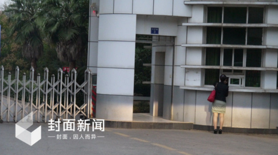 9月27日早上6时15分，牟其中唯一指定代理人夏宗伟登记进入洪山监狱接牟其中。