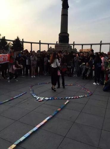 男生摆999盒避孕套表白 事后现场观众30秒抢光