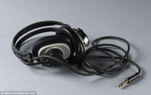 资料图：飞机上的耳机。