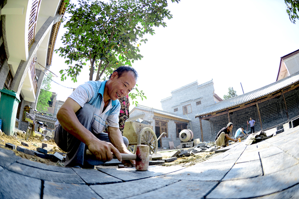 005.jpg南街村的庭院铺砖，美了环境，乐了村民。