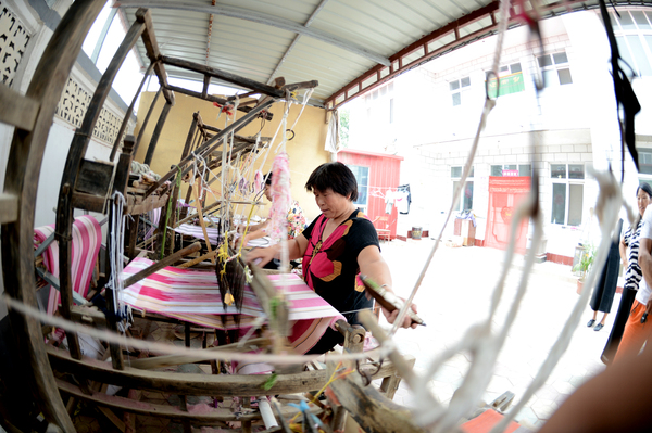 0040南井寨因家家织布而闻明，被称作布艺小镇的特色乡村