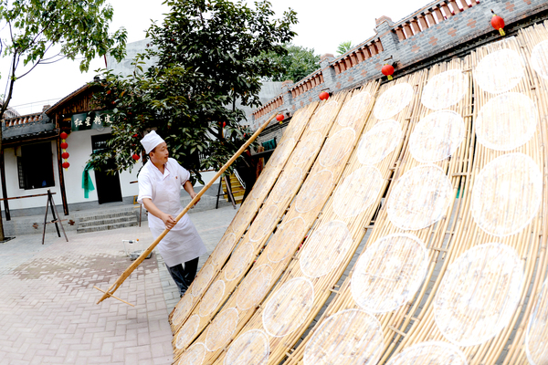 0031四留固村，农民自己兴办的红星粉皮场制作的手工粉皮让农民尝到了特色美食带来的好收入