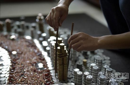 男子收集5万枚硬币：完成的作品让人惊叹